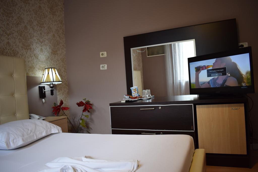 Hotel Eagle Tirana Exterior photo